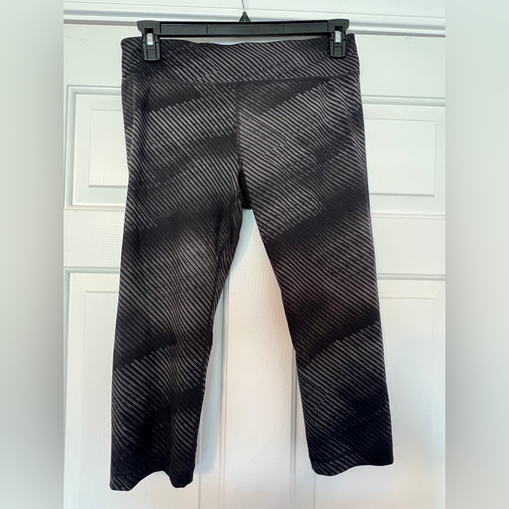 Under Armour Size Large Black Printed Crop Leggings All Season Gear